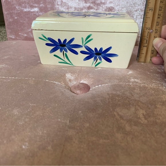 👗Painted White Ceramic Knick-Knack Box with Forget-Me-Not Flowers - Picture 6 of 11